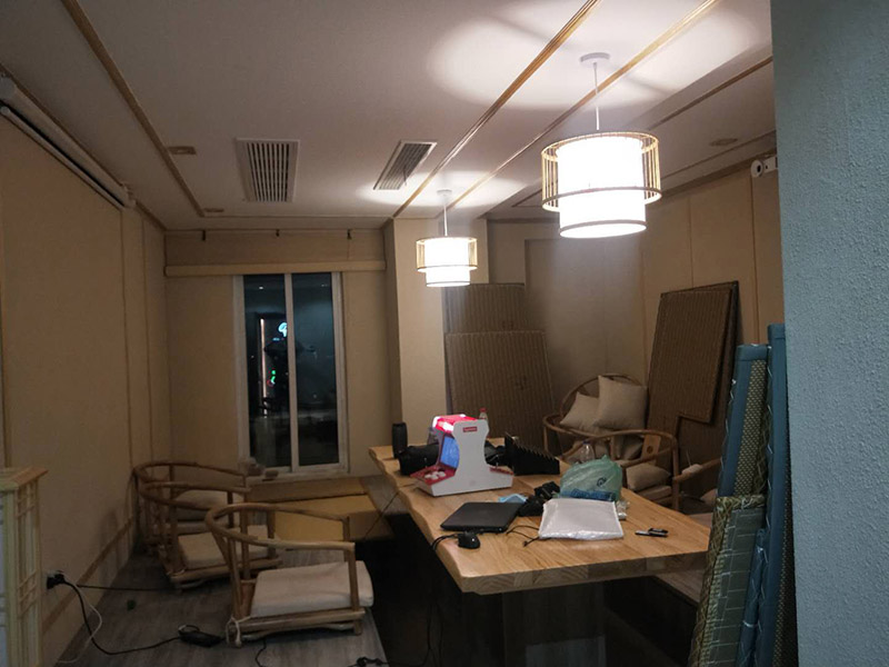 各類燈具安裝：先買好需要安裝的燈具，如果安裝的燈具比較高，需要準(zhǔn)備好一個(gè)人字梯。安裝前要把電源總閘關(guān)閉，然后再把燈具放在要安裝的位置，旋緊螺絲將燈具固定在天花板上，最后打開總閘看是否有亮。安裝燈具時(shí)大多要鉆孔，所以使用沖擊鉆時(shí)要注意安全。