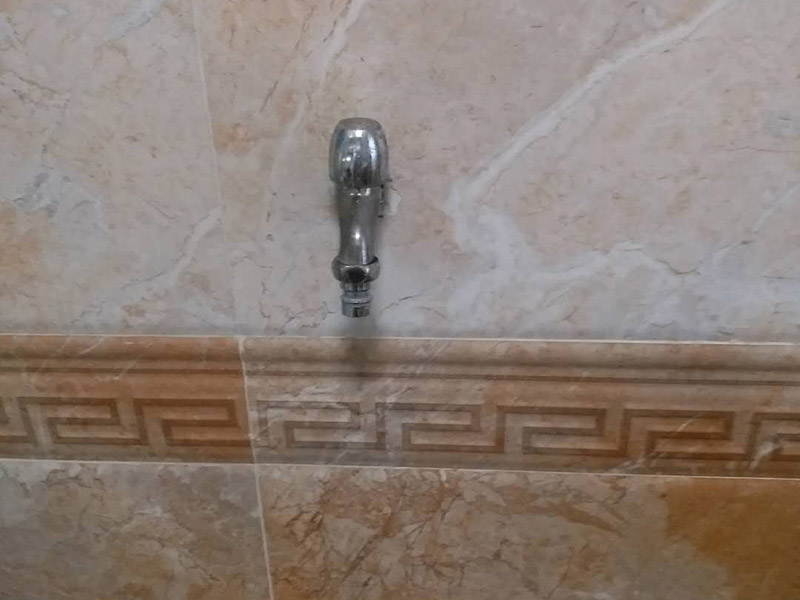 水龍頭角閥更換：關(guān)水管總閘，讓斷掉處的水管內(nèi)的水流干。小區(qū)總閘一般是在樓梯間，電梯間，開(kāi)關(guān)就在水表旁邊。讓開(kāi)關(guān)垂直水管即為關(guān)閉。將斷頭管鋸開(kāi)了一個(gè)小口，接下來(lái)，就用平口一字螺絲刀，和小榔頭，將斷頭鑿出。用平口螺絲刀刀口對(duì)準(zhǔn)斷頭剛被鋸條鋸出的口子的旁邊的管壁，然后用榔頭敲擊螺絲刀的木柄頂部，這樣便可輕易剔除斷頭，只要打開(kāi)一個(gè)小口，后面的用螺絲刀輕輕一撮就全部掉了。 最后安裝角閥或者水龍頭了，需要提前買好匹配的水龍頭或者角閥。在安裝之前，需要先將水膠帶纏繞在角閥或水龍頭絲口上，可以稍微弄點(diǎn)水濕潤(rùn)一下，更好纏繞，纏繞的時(shí)候要采用逆時(shí)針?lè)较蚶p繞。