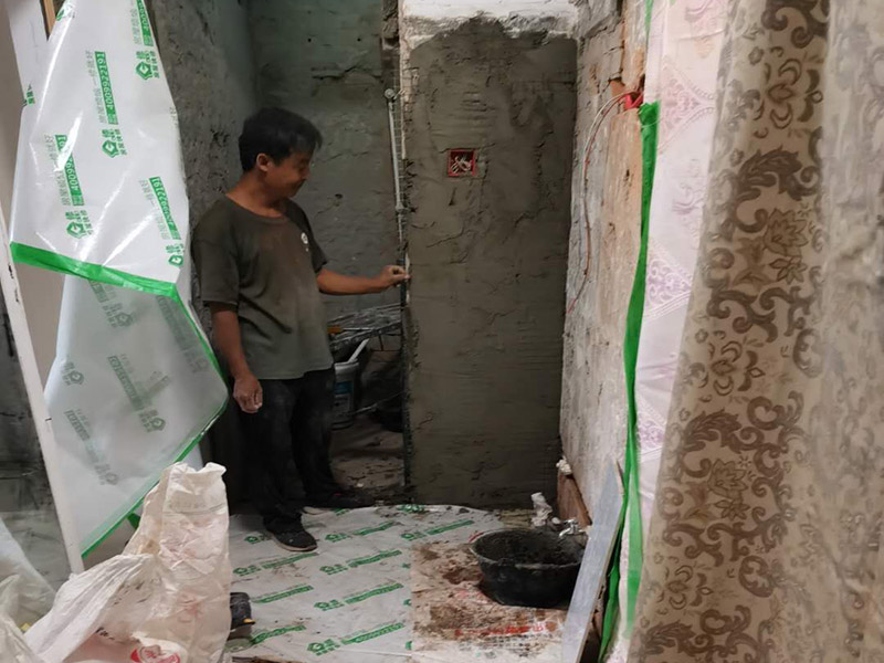 水電管道布線：工人按走向進(jìn)行墻面或地面開槽，開槽過程中，不允許出現(xiàn)墻面橫向開槽大于30cm的現(xiàn)象，因?yàn)闄M向開槽將破壞整樓的承重，使得抗震能力降低而且墻面容易開裂。如果是保溫墻的話，開很長的橫槽有可能會(huì)導(dǎo)致開槽上部的保溫層整體脫落。墻面開槽一般都應(yīng)該是豎向垂直開槽。 埋入管線(包括布線和接好管道)和暗盒，電路施工時(shí)先安裝管路，然后再穿導(dǎo)線，這樣可以避免將來換線出現(xiàn)導(dǎo)線無法抽動(dòng)的現(xiàn)象。穿管不能使用軟管，防止出現(xiàn)死角。同時(shí)電路接頭不要裸露在外面，應(yīng)該安裝在線盒內(nèi)，分線盒之間不允許有接頭。