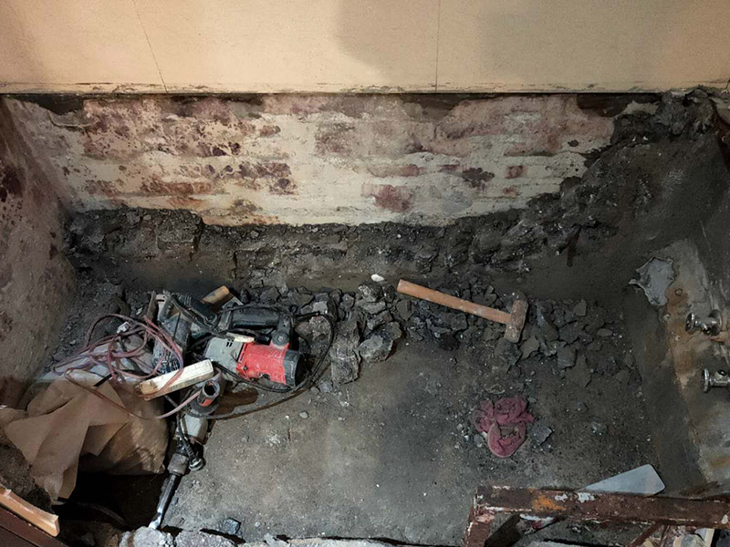 磚砌浴缸拆除防水：一般衛(wèi)浴間滲漏水都是建筑的細(xì)部構(gòu)造出了問題。地漏、墻角、管根這3個(gè)地方由于接口較多，易出現(xiàn)縫隙，因此這3個(gè)地方一般比較容易出現(xiàn)滲漏水。此外，若浴缸或是淋浴房下水口與下水管接口不嚴(yán)密，容易發(fā)生縫隙，出現(xiàn)滲漏水。衛(wèi)浴間的防水工作要做好，不然出現(xiàn)漏水問題是挺麻煩的事。 由于涂料能嚴(yán)密地包住管道與地面，滲入縫隙，干燥后不會(huì)收縮，因此比防水水泥等剛性材料更適合用于衛(wèi)浴間這種管道、縫隙較多的小面積房屋。