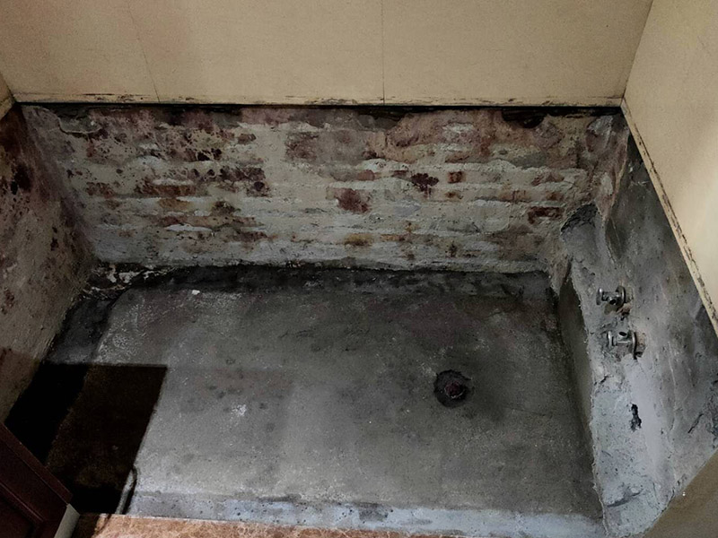 磚砌浴缸拆除防水：一般衛(wèi)浴間滲漏水都是建筑的細(xì)部構(gòu)造出了問題。地漏、墻角、管根這3個(gè)地方由于接口較多，易出現(xiàn)縫隙，因此這3個(gè)地方一般比較容易出現(xiàn)滲漏水。此外，若浴缸或是淋浴房下水口與下水管接口不嚴(yán)密，容易發(fā)生縫隙，出現(xiàn)滲漏水。衛(wèi)浴間的防水工作要做好，不然出現(xiàn)漏水問題是挺麻煩的事。 由于涂料能嚴(yán)密地包住管道與地面，滲入縫隙，干燥后不會(huì)收縮，因此比防水水泥等剛性材料更適合用于衛(wèi)浴間這種管道、縫隙較多的小面積房屋。