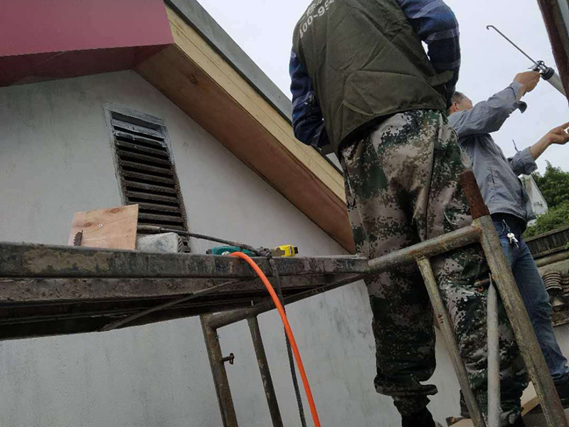 屋頂瓦房防水維修：其實(shí)首要的條是要找漏，主要是從屋頂?shù)母叱鐾吞幷衣ㄒ驗樗滋幜鳎┦紫仁强次蓓斢袥]有裂紋，原有的防水層有沒有老化掉，屋頂原有的SBS防水卷材有沒有氣泡，有氣泡的話就證已經(jīng)進(jìn)入防水層的底部了，這樣就漏水了，還有屋頂上的天溝有沒有堵塞。  房屋漏水修補(bǔ)辦法,大都采用清理屋面、裂縫填平、裂縫密封、砂漿找平等維修方法。