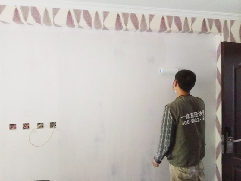 酒店墻面翻新：將房中小件物品搬移到柜子，儲物柜等不需要施工的位置，如樓梯間，衛(wèi)生間等，利用專業(yè)的遮蔽保護膜貼在地面，包裝家具，避免施工期間對家中的物品造成損害和污染。檢查墻面破損位置，如粉化，開裂，滲水，起皮現(xiàn)象嚴重的利用鏟刀直接全部鏟除至基層，局部破損現(xiàn)象不嚴重的位置直接用打磨機或者砂紙打磨即可。貼過墻紙的一定要完全清理掉墻紙內(nèi)的膠，因為膠水時間長了之后會產(chǎn)生化學(xué)反應(yīng)，會對膩子層有所影響，且易造成環(huán)保污染，揮發(fā)有害物質(zhì)。 墻面完全鏟除后，需用打磨機打磨墻面起到找平的作用，然后做防水界面劑施工，防水施工的目的是防止天氣潮濕或者樓頂漏水，陽臺滲水導(dǎo)致墻面乳膠漆掉皮，界面劑的作用是為了增強水泥基層的粘接力。 膩子是一種墻體抹灰找平材料，膩子的作用是為了使墻面平整，起找平的作用，增強底漆的附著力，且防水膩子還具有耐水的性能，可以保證乳膠漆施工后不會出現(xiàn)起皮，掉粉等現(xiàn)象，膩子施工后，一定要做精細打磨，保證膩子的細膩性。 面漆是墻漆系統(tǒng)中最后一位守關(guān)者，它能體現(xiàn)整個漆面的光澤，手感，因此面漆的好壞直接決定了整片漆膜的好壞。