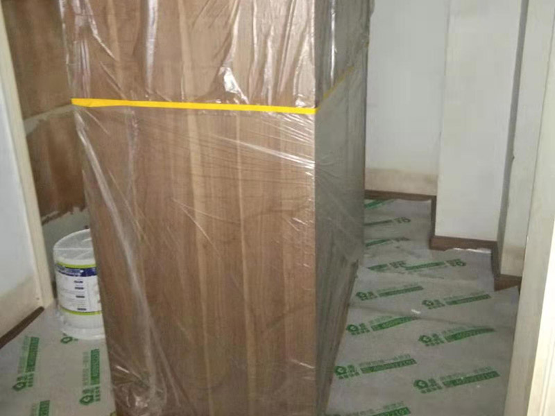 全屋家具成品保護(hù)：滿鋪成品瓦楞紙板，再用干凈彩條布滿鋪在普通石膏板上，在彩條布交接處及轉(zhuǎn)角處用膠帶固定，也可選用木芯板或三夾板。材料選用視上人、車情況而定。 所有成品飾面板在安裝好后必須用PE保護(hù)膜覆蓋包起來(lái)，所有成品飾面板的陽(yáng)角位必須用硬質(zhì)紙護(hù)角或泡沫棉進(jìn)行保護(hù)性包裝，防止交被其他施工人員碰撞。 1、入戶門扇用公司統(tǒng)一的門貼進(jìn)行全面包裹保護(hù)，用透明膠帶將保護(hù)膜粘貼牢固平整。 2、用標(biāo)準(zhǔn)保護(hù)膜將門框三面保護(hù)完整并固定牢固。 3、工程完工后拆除保護(hù)膜時(shí)如果有粘貼時(shí)的膠痕，應(yīng)用酒精或?qū)Ｓ玫那逦蹌┣宄z痕。