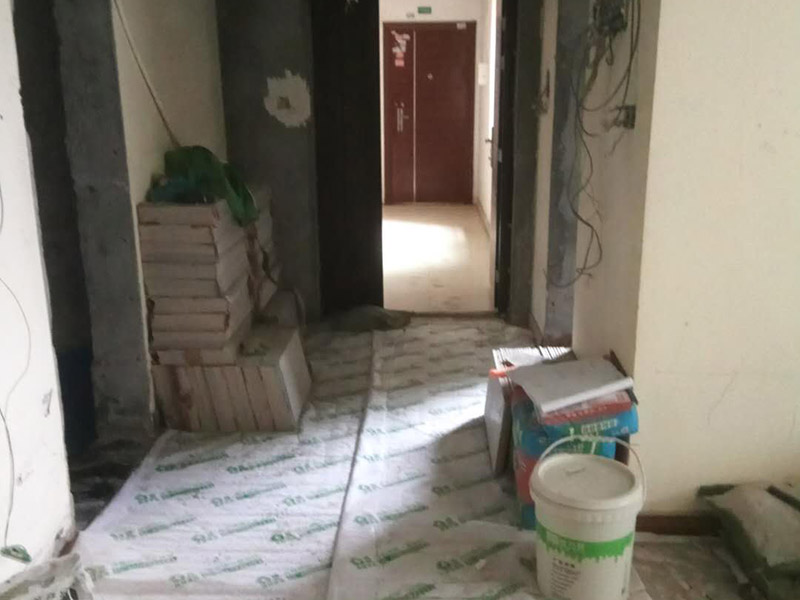 客廳墻面鏟除維修：在進(jìn)行客廳老墻面的翻新處理的時(shí)候要注意將老墻面的原有裝修和裝飾都一并的清除。如果老墻面是裝修了一兩年的，則可以只使用鋼刷和砂紙打磨墻面，讓墻面變得干凈平整之后開(kāi)始新的乳膠漆粉刷工作，如果是裝修時(shí)間很長(zhǎng)磨損很?chē)?yán)重的老墻面，則需要用鏟子將墻面的原有裝修都鏟除，之后再刷上膩?zhàn)娱_(kāi)始新的粉刷工作。老墻面的水泥層都有可能存在損壞嚴(yán)重的情況，可以將損壞的墻面部分全部鏟除，之后再使用水泥進(jìn)行涂抹。這樣干凈齊整的墻面更有利于墻面的粉刷效果。在進(jìn)行乳膠漆的涂刷之前先要計(jì)算好所有墻面需要的乳膠漆量，一次配好，避免二次配方產(chǎn)生色差的問(wèn)題，從而導(dǎo)致墻面顏色不一致影響效果。在進(jìn)行涂刷的時(shí)候也要從上到下順著一個(gè)方向進(jìn)行涂刷。