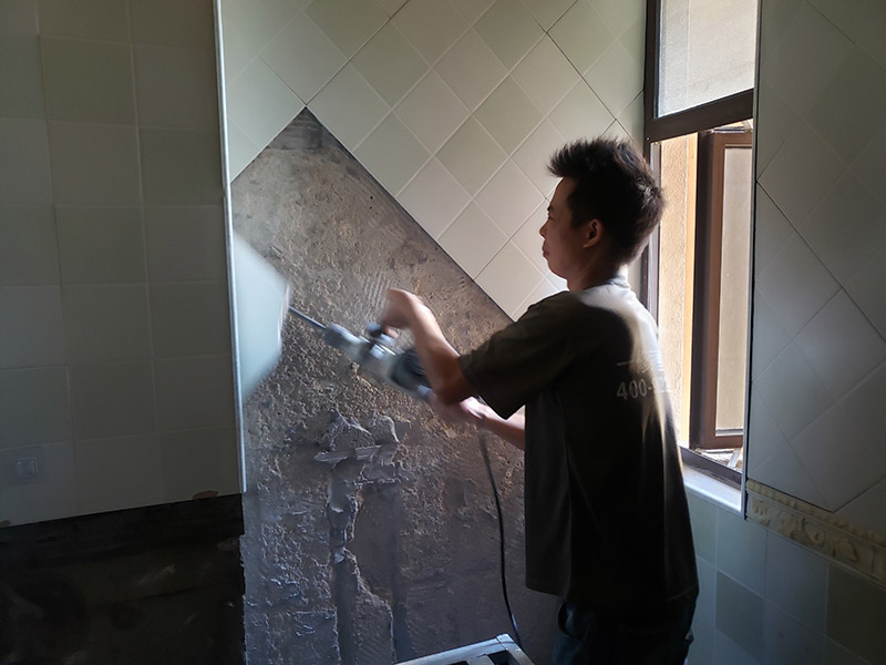 衛(wèi)生間拆除翻新：拆卸一般是從墻體的下方往上方敲，從瓷磚的邊緣往里面敲，還需要根據(jù)拆卸的位置選擇適當(dāng)?shù)那么u力度。敲磚是從墻體下方開始敲，從每塊瓷磚的邊緣開始敲。如果先敲上面的瓷磚，地面堆積的瓷磚較多，擋住下面的瓷磚，會不利于拆卸。在敲瓷磚的過程中，如果不是對地面瓷磚進(jìn)行清理，避免瓷磚過多堆積，就會減緩施工進(jìn)度甚至造成施工意外。