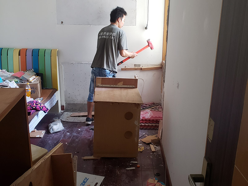 柜子拆除方案：首先把衣柜里面的衣服等東西收拾出來。 2.把衣柜里面活動的零件全部拿出來,比如襪子盒、掛衣桿等。 3.把衣柜的門上的折頁用螺絲刀寫下來。 4.如果有活動門,比如推拉門,這樣的部件也要先卸下來。 5.衣柜上有螺絲釘?shù)牟课?用螺絲擰下來,拆除。