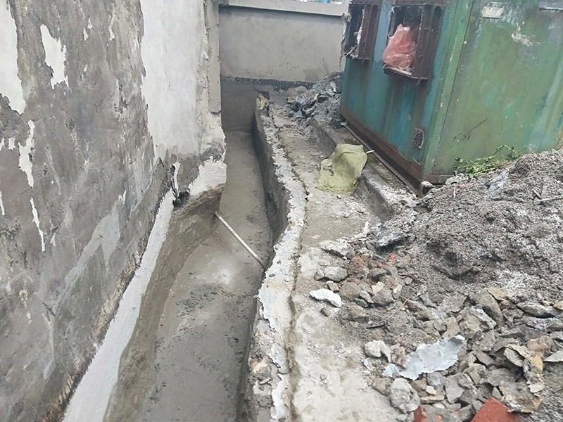 截水溝防水維修：1、確認基面已預處理，管線外露的建議用水泥砂漿包裹覆蓋，尤其要將邊角地面的孔洞補平，并用水將基面充分濕潤（無明水為準）； 2、使用時將A液料組分專倒進包裝桶（或其他容器）內，用慢速電鉆（約400轉/分）攪拌（或人工攪拌），同時慢慢加入配套的粉料組分，攪拌3-5分鐘直至獲得均勻的混合物，靜置5分鐘等活性滲透屬物質熟化后作業(yè)可獲得較好的效果；