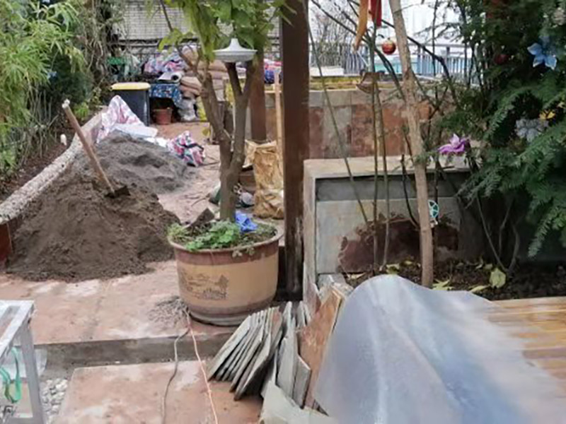 露臺磚砌櫥柜：櫥柜的水電定位時，先劃分功能區(qū)：洗菜盆區(qū)、灶臺區(qū)、切菜區(qū)、電器區(qū)，把這些區(qū)域的具體尺寸畫在墻面上，安排好進水管、排水管和各種插座的準(zhǔn)確位置。 磚砌櫥柜制作的時候先做櫥柜的圍角，可以根據(jù)自己的喜好選擇不同顏色的瓷磚來實現(xiàn)。圍角完成以后的重要工作就是用水泥和砂漿將櫥柜的底部填實，上面鋪瓷磚。同時，瓷磚豎隔板的位置按照櫥柜圖紙進行預(yù)留。 磚砌櫥柜制作好之后，我們可以根據(jù)自己喜歡的風(fēng)格選擇不同材質(zhì)的石材臺面和門板，完全不影響美觀，同時對于櫥柜內(nèi)部我們均采用不銹鋼條進行收邊，既美觀又好打掃衛(wèi)生。