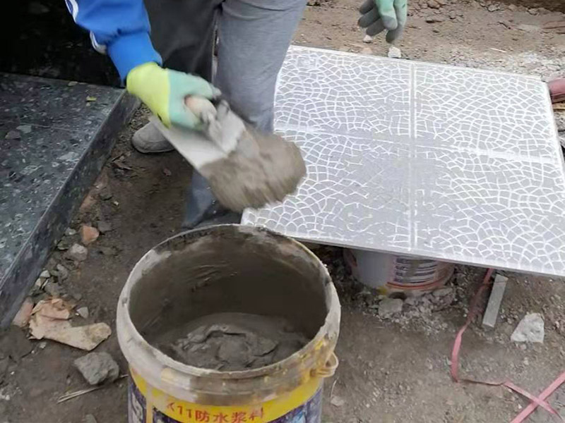 露臺磚砌櫥柜：櫥柜的水電定位時，先劃分功能區(qū)：洗菜盆區(qū)、灶臺區(qū)、切菜區(qū)、電器區(qū)，把這些區(qū)域的具體尺寸畫在墻面上，安排好進水管、排水管和各種插座的準(zhǔn)確位置。 磚砌櫥柜制作的時候先做櫥柜的圍角，可以根據(jù)自己的喜好選擇不同顏色的瓷磚來實現(xiàn)。圍角完成以后的重要工作就是用水泥和砂漿將櫥柜的底部填實，上面鋪瓷磚。同時，瓷磚豎隔板的位置按照櫥柜圖紙進行預(yù)留。 磚砌櫥柜制作好之后，我們可以根據(jù)自己喜歡的風(fēng)格選擇不同材質(zhì)的石材臺面和門板，完全不影響美觀，同時對于櫥柜內(nèi)部我們均采用不銹鋼條進行收邊，既美觀又好打掃衛(wèi)生。