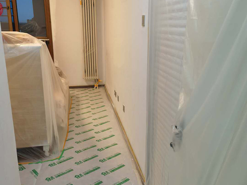 墻面翻新全屋保護：家具搬放到房屋中央，對集中放置的家具進行整體保護，防止因墻面翻新而造成不必要的損壞；地板需要用專業(yè)的保護膜進行保護；對于不能移動的家具和家電，如空調(diào)等進行成品保護；使用專業(yè)的打磨機對墻面進行打磨處理，與一般打磨機不同的是，墻面打磨是無塵打磨，在打磨的過程中不會出現(xiàn)灰塵漫天的情況。尤其需要注意有插座、開關面板的位置，防止灰塵進入。