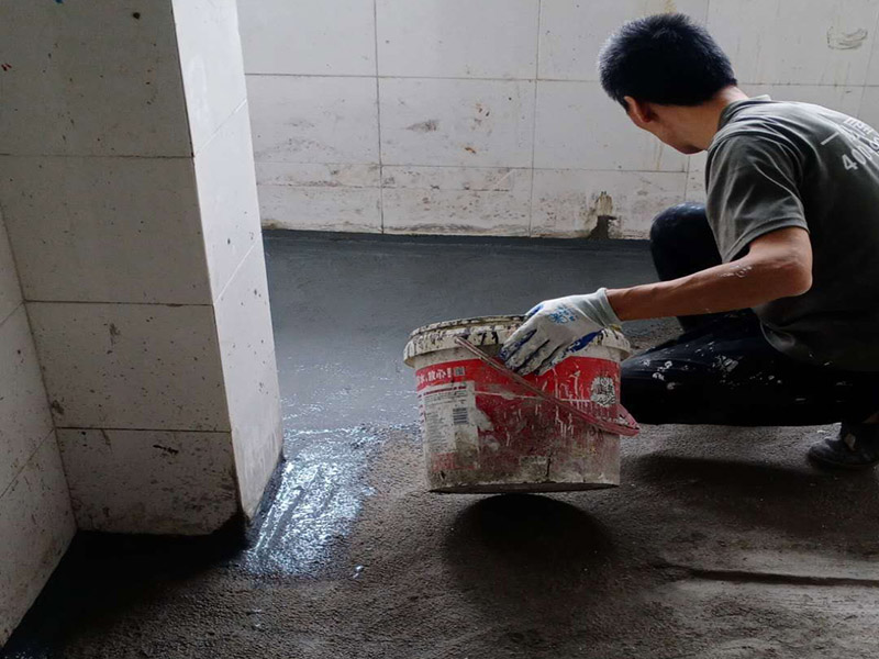 衛(wèi)生間地面防水：1.利用水泥砂漿水泥砂漿或豆石混凝土鋪平坡度。訣竅是：地漏附近坡度大，門(mén)口附近坡度小。 2.利用管根密封膏封嚴(yán)管線，管線要穿透樓板根部。刷防水涂料時(shí)可以貼1-2層玻璃絲布加強(qiáng)防水性。 3.墻壁表面打磨成干凈平光沒(méi)有顆?；覊m，墻壁與地面的交接區(qū)域注意原角和坡角的設(shè)置。 4.聚氨酯防水涂膜由管根和墻角處開(kāi)始進(jìn)行涂抹，在常溫下經(jīng)過(guò)4小時(shí)放干后，再大面積涂抹和刮刷。注意涂料總厚度大于1. 5毫米，不能有漏刮和鼓泡的不良現(xiàn)象。24小時(shí)后立面涂刷下一層，之后再以垂直的方向進(jìn)行二次涂刷。最后涂膜半固化，拋甩粗砂粒方便與水泥砂漿融合。 5.防水層的設(shè)置與具體區(qū)域有關(guān)。防水地面的防水層應(yīng)高出地面200寬，地面防水層應(yīng)超出衛(wèi)生間門(mén)口以外300寬。而又淋浴的衛(wèi)生間墻面防水層則應(yīng)設(shè)置為高出地面1800寬。 6.展開(kāi)閉水實(shí)驗(yàn)的時(shí)候，先完成防水工作再利用包立管方法。之后再局部進(jìn)行防水。閉水試驗(yàn)也可為了避免破壞地面防水層而免做。