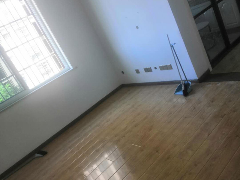 全屋墻面翻新打掃：【基層處理】做基層處理時，一定要涂刷界面劑，其次掛網(wǎng)施工是不可避免的，這樣才能有效使墻面膩子不會開裂，導(dǎo)致墻漆起皮掉粉。 【膩子打磨】每批刮一遍膩子后，一定要做驚喜打磨，且必須用到強(qiáng)光一邊照射一邊進(jìn)行打磨，保證膩子的細(xì)膩性，使膩子平整度更好，這個過程很考驗施工師傅的水平。 【漆膜保護(hù)】施工結(jié)束后切記不要去觸碰漆膜，這樣很容易導(dǎo)致漆膜破裂，保持正常通風(fēng)，不能加速干燥。 所有施工完成后就可以進(jìn)行遮蔽保護(hù)材料的撤除了，撤除期間一定要注意搬移物品時不要觸碰到墻面，因為施工結(jié)束后7天為漆膜的保養(yǎng)期，這期間一定不能觸碰漆面，保持正常通風(fēng)，不建議開啟空調(diào)加速干燥，如果有玷污,可用濕毛巾輕輕擦洗！