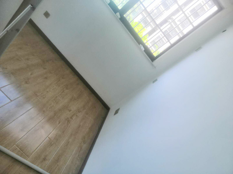 全屋墻面翻新打掃：【基層處理】做基層處理時，一定要涂刷界面劑，其次掛網(wǎng)施工是不可避免的，這樣才能有效使墻面膩子不會開裂，導(dǎo)致墻漆起皮掉粉。 【膩子打磨】每批刮一遍膩子后，一定要做驚喜打磨，且必須用到強(qiáng)光一邊照射一邊進(jìn)行打磨，保證膩子的細(xì)膩性，使膩子平整度更好，這個過程很考驗施工師傅的水平。 【漆膜保護(hù)】施工結(jié)束后切記不要去觸碰漆膜，這樣很容易導(dǎo)致漆膜破裂，保持正常通風(fēng)，不能加速干燥。 所有施工完成后就可以進(jìn)行遮蔽保護(hù)材料的撤除了，撤除期間一定要注意搬移物品時不要觸碰到墻面，因為施工結(jié)束后7天為漆膜的保養(yǎng)期，這期間一定不能觸碰漆面，保持正常通風(fēng)，不建議開啟空調(diào)加速干燥，如果有玷污,可用濕毛巾輕輕擦洗！
