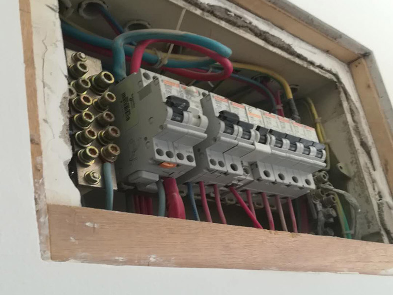 自己家沒(méi)電但別人家有電，家里沒(méi)電了但是沒(méi)跳閘，該怎么辦