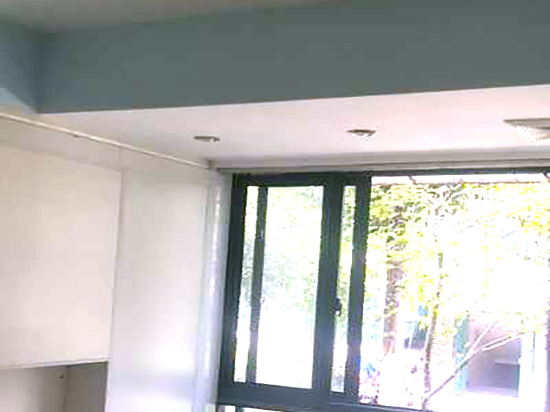 全屋墻面翻新：檢查舊房墻面基層問題，對癥下藥施工，如果墻面裝修5年甚至10年以上，墻面有開裂，滲水，起皮或者之前有貼過墻紙的舊房，就需要將原墻紙撕掉，將墻面鏟至毛坯層，做鏟墻施工，如近幾年裝修過的房子，則不需要做鏟墻施工，墻面基層無明顯破損，打磨膩?zhàn)踊蛘咧匦屡文佔(zhàn)?，做乳膠漆施工即可！ 將房中小件物品搬移到柜子，儲(chǔ)物柜等不需要施工的位置，如樓梯間，衛(wèi)生間等，利用專業(yè)的遮蔽保護(hù)膜貼在地面，包裝家具，避免施工期間對家中的物品造成損害和污染。 檢查墻面破損位置，如粉化，開裂，滲水，起皮現(xiàn)象嚴(yán)重的利用鏟刀直接全部鏟除至基層，局部破損現(xiàn)象不嚴(yán)重的位置直接用打磨機(jī)或者砂紙打磨即可。墻面完全鏟除后，需用打磨機(jī)打磨墻面起到找平的作用，然后做防水界面劑施工，防水施工的目的是防止天氣潮濕或者樓頂漏水，陽臺(tái)滲水導(dǎo)致墻面乳膠漆掉皮，界面劑的作用是為了增強(qiáng)水泥基層的粘接力。
