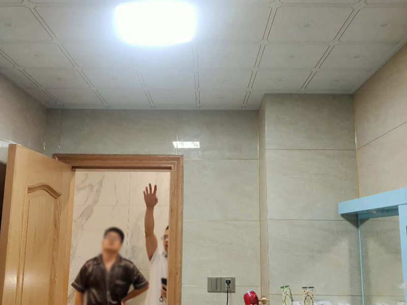 衛(wèi)生間漏水打壓：首先，打壓試驗，把衛(wèi)生間整體管道打壓，如果打壓正常，就可以排除是水管漏水。接下來就是看是不是防水問題。如果排除水管漏水，也不要就一口咬定是防水問題，這樣會導(dǎo)致直接砸掉地面，后面發(fā)現(xiàn)根本不需要。如果打壓有問題，那就可以判斷是水管漏水，根據(jù)樓下漏水點位置，就得砸掉樓上的瓷磚進行維修管道了