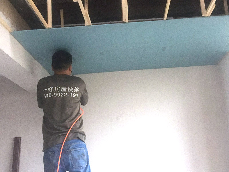 木龍骨吊頂安裝：先確認好吊頂?shù)奈恢?，然后對該位置進行精準的測量，最后再進行標高，最好對墻面進行彈線，吊頂?shù)奈恢脮訙蚀_，需要注意的是，為了確保吊頂?shù)姆€(wěn)定性，各個孔眼之間的距離大約保持在30cm左右最佳。木龍骨在安裝之前，需要先在木龍骨上開槽，然后進行拼接，最后用膠水和釘子固定住，才能吊頂，注意一般面積要控制在10襯之內(nèi)，吊頂才會更加牢固、好看。所有龍骨拼接完畢之后，需要先進行檢查，確認無誤后才可進行固定，因為整個吊頂?shù)倪吔俏恢茫夹枰M行封口處理，否則會影響吊頂?shù)馁|(zhì)量，所以必須仔細安裝。