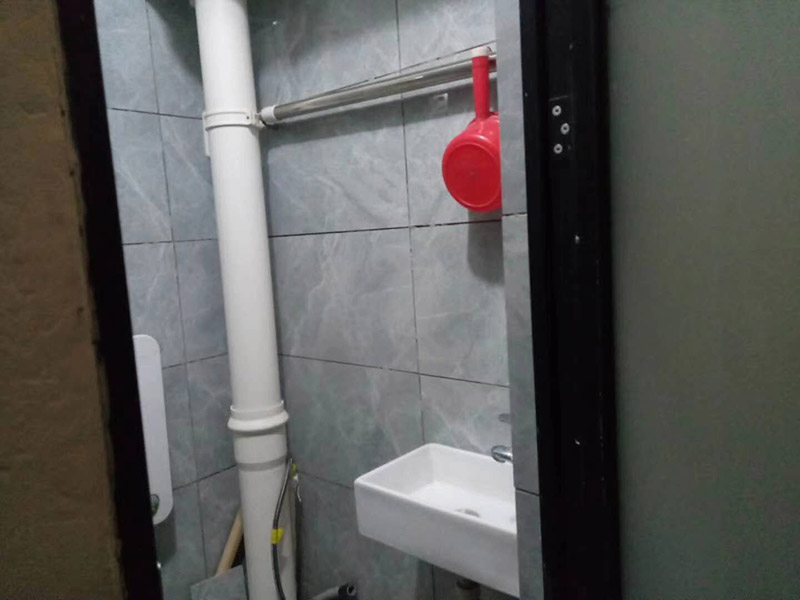 公寓局部改造:衛(wèi)生間改造中水電的改造尤為重要且需要最早開(kāi)始著手，由于會(huì)涉及到浴霸采暖、燈光的線路走向、水管的入墻等問(wèn)題，所以在改造之前需制定一個(gè)詳細(xì)的水電走向設(shè)計(jì)，從而提高安全質(zhì)量以及滿足裝修業(yè)主們生活的需要。其次就是需要對(duì)其做相應(yīng)的防水處理。因?yàn)樵谌粘５募彝ブ?，衛(wèi)生間的水是處處可見(jiàn)的，非常潮濕。衛(wèi)生間內(nèi)的防水涂料是由地面延伸到墻面的，涂刷過(guò)程中精良的保證厚度均勻。還需要處理好地面和墻面交界處的各類管件的涂刷。待防水處理完全確定后，等待地面干透就可以做后續(xù)的工程了。