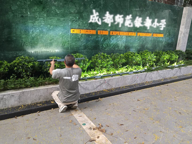 外墻修補(bǔ)及燈具安裝：射燈一般是安裝在踢腳線里，這樣即不占用家庭的其他位置，又能達(dá)到美觀的效果，將踢腳線的射燈打開(kāi)后，就會(huì)感覺(jué)自己置身燈光的舞臺(tái)，很唯美，還能烘托氣氛。射燈屬于高聚光的燈具，一般是起到強(qiáng)調(diào)或者突出某樣物品的作用，可以起到烘托的作用，使人觀賞的人有眼前為之一亮的感覺(jué)。并將整個(gè)空間的亮點(diǎn)都能夠清晰的展現(xiàn)在住戶面前，營(yíng)造出高端、大氣。