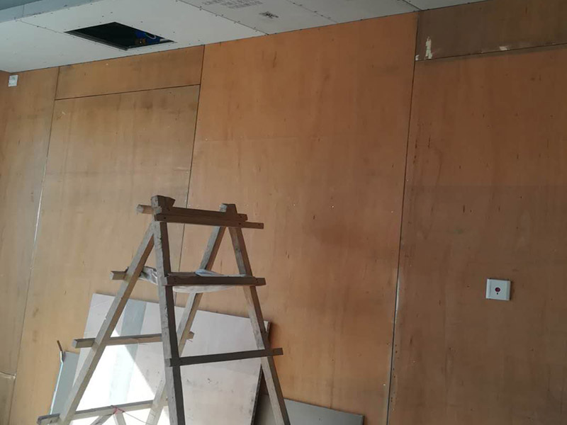 電視背景墻隔斷安裝:隔斷是劃分空間的貼心能手，而電視墻又是家中必備，電視墻與隔斷，它們并不是不相往來的獨立者，大可以合二為一，而這樣一個精心策劃的結合，帶來的是意想不到的滿意結果，電視墻隔斷設計解決了各種各樣的空間難題。將電視墻隔斷設計作為家中一個空間劃分的助手是近幾年的一個熱潮，電視墻隔斷既不會造成空間的堵塞也起到了一個過渡的作用，既美觀也達到了目的。