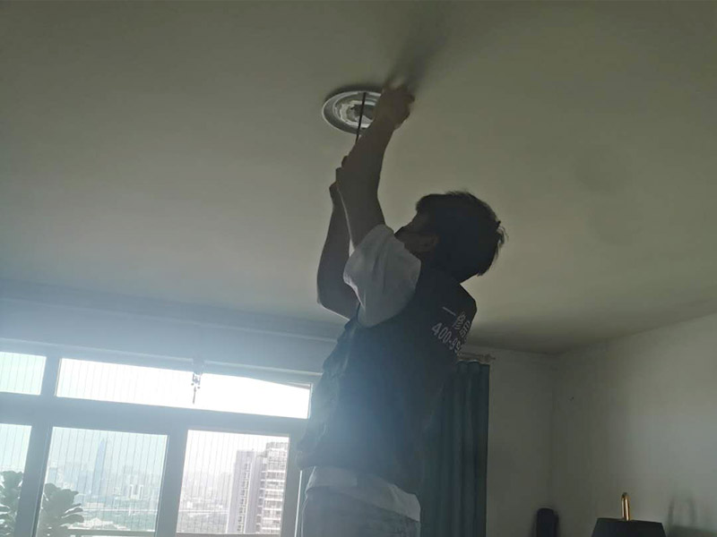 燈具安裝維修：打孔前確定安裝燈具的地方是橡膠板還是樓板，如果是帶孔的樓板，那么在打孔前注意選點(diǎn)，不要把孔打在樓板空的部位，否則安裝的燈具會(huì)不牢固；如果是橡膠板，只需量好尺寸即可。 燈要裝在正中央。如果是在客廳裝燈，可以通過(guò)借助電視機(jī)的中心點(diǎn)來(lái)確定燈具的安裝位置。 安裝燈具前必須依照安裝圖清點(diǎn)各種配件。配件缺失或是不吻合就無(wú)法安裝。 安裝時(shí)先確認(rèn)墻內(nèi)預(yù)埋的電線線路走向，不能在安裝時(shí)打到電線。一旦碰到線路，不僅無(wú)法順利安裝，還要對(duì)線路進(jìn)行維修。 安裝前檢查線路是否正常。