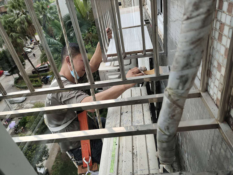 外墻刷防水施工：一、清理基bai層，新舊面層必須du清理干凈，不得有雜zhi物和灰塵，以免影響粘結(jié)強(qiáng)度，涂刷防水涂料時(shí)基層應(yīng)干燥。 二、基層清理工序完成之后，接下來，清理死角，也就是所謂的陰陽角、施工縫、伸縮縫等比較重要的部位進(jìn)行處理，尤其注意的是泄水孔要加強(qiáng)處理，需要涂刷2－3遍防水底層涂料。 三、備好防水卷材、防水涂料、基層涂料和粘接卷材的涂料必須要分清，為提高防水卷材與基層粘結(jié)性，可用底層涂料反復(fù)涂刷，涂刷均勻，覆蓋完全。 四、防水涂料必須按照產(chǎn)品使用說明進(jìn)行配比，按A：B＝2：1的比例進(jìn)行配比，攪拌時(shí)間約3-5，并攪拌至甲、乙兩組份的混合液體均勻?yàn)橹埂?五、將攪拌均勻的晨光防水涂料根據(jù)現(xiàn)場要涂刷的面積開始涂刷，基層涂刷要大于粘卷材的面積，不要超過三十。刷第二次涂料之前必須要等一次涂料完全凝固后方可再次涂刷，底層涂料次涂刷完畢后約4—8左右。 六、要等第二次涂料完全凝固后方可施工。