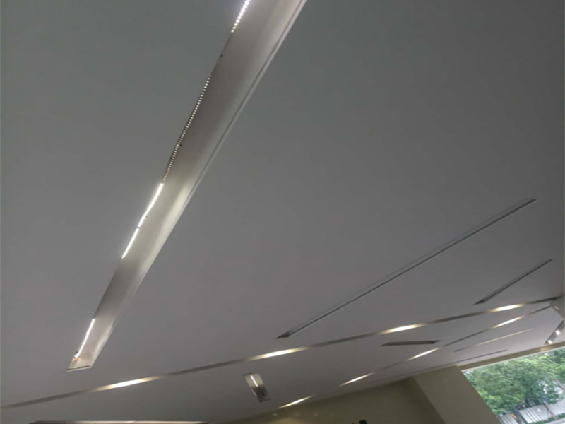 天花板燈具維修:首先在更換的時候需要將這個電源的閘給關掉，這樣才能夠讓自己更加安全。不然會危及生命。其次可以用吸盤或是吊鉤把這個電器旁邊的鋁扣板先扣住一個腳，然后再把整塊扣白以及相鄰幾塊取出，這樣就有空間來進行更換燈的一個工作。最后摘下燈面板，就打開了吊頂燈的內(nèi)部，需要拔下舊的驅動電源和燈板的插座，換上新的驅動電源，接著將新燈電源插座接上，最后再把燈具面板安裝上。注意，裝燈面板時四周要與扣板對齊，如果沒有對齊安裝好，會導致燈罩墜落。