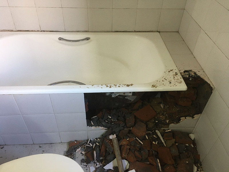 浴缸拆除防水案例：1.衛(wèi)生間地面先做找平。如果要更換衛(wèi)生間的地磚，在將原有地磚鑿去之后，一定要先用水泥砂漿將地面找平，然后再做防水處理。這樣可避免防水涂料因薄厚不均而造成滲漏。 2、接縫處要涂刷到位。衛(wèi)生間墻地面之間的接縫以及上下水管道與地面的接縫處，是最容易出現(xiàn)問(wèn)題的地方。在施工中，一定要督促工人處理好這些邊角地方，將防水涂料涂抹“到位”。 3、墻面處理也很重要。在一般的衛(wèi)生間防水處理中，墻面上也要做大約30厘米高的防水涂料，以防積水滲透墻面。但如果是衛(wèi)生間的墻面是非承重的輕體墻，就要將整個(gè)墻面滿(mǎn)涂防水涂料。 4、防水實(shí)驗(yàn)一定要做。在衛(wèi)生間施工完畢后，將衛(wèi)生間的所有下水堵住，并在門(mén)口砌一道25厘米高的“坎”，然后在衛(wèi)生間中灌入20厘米高的水。在24小時(shí)后，再檢查四周墻面和地面有無(wú)滲漏現(xiàn)象。這種24小時(shí)的防水實(shí)驗(yàn)。
