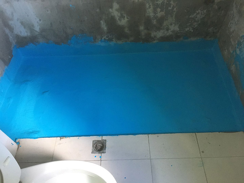 浴缸拆除防水案例：1.衛(wèi)生間地面先做找平。如果要更換衛(wèi)生間的地磚，在將原有地磚鑿去之后，一定要先用水泥砂漿將地面找平，然后再做防水處理。這樣可避免防水涂料因薄厚不均而造成滲漏。 2、接縫處要涂刷到位。衛(wèi)生間墻地面之間的接縫以及上下水管道與地面的接縫處，是最容易出現(xiàn)問(wèn)題的地方。在施工中，一定要督促工人處理好這些邊角地方，將防水涂料涂抹“到位”。 3、墻面處理也很重要。在一般的衛(wèi)生間防水處理中，墻面上也要做大約30厘米高的防水涂料，以防積水滲透墻面。但如果是衛(wèi)生間的墻面是非承重的輕體墻，就要將整個(gè)墻面滿(mǎn)涂防水涂料。 4、防水實(shí)驗(yàn)一定要做。在衛(wèi)生間施工完畢后，將衛(wèi)生間的所有下水堵住，并在門(mén)口砌一道25厘米高的“坎”，然后在衛(wèi)生間中灌入20厘米高的水。在24小時(shí)后，再檢查四周墻面和地面有無(wú)滲漏現(xiàn)象。這種24小時(shí)的防水實(shí)驗(yàn)。