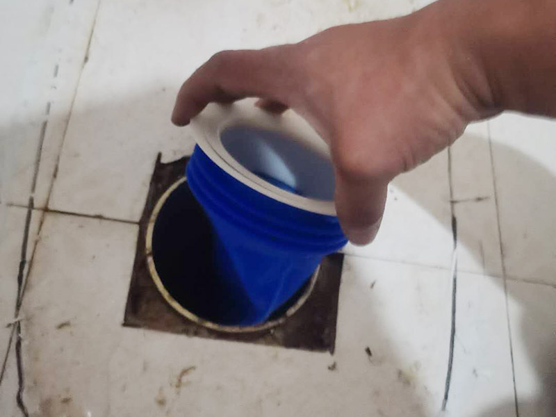 馬桶止逆閥安裝： 1、檢查排污管道與地面水平度：在安裝馬桶前應(yīng)先對(duì)排污管道進(jìn)行全面檢查，看管道內(nèi)是否有泥砂、廢紙等雜物堵塞，同時(shí)檢查馬桶安裝位的地面前后左右是否水平，如發(fā)現(xiàn)地面不平，在安裝時(shí)應(yīng)將地面找平。 2、確定排污管中心：翻轉(zhuǎn)馬桶，在馬桶排污口上確定中心，并劃出十字中心線，中心線應(yīng)延伸到馬桶底部四周腳邊。 3、固定馬桶：將馬桶上的與地面排污口的十字線對(duì)準(zhǔn)，保持水平安裝馬桶，并用力壓緊密封圈，安裝上地腳螺絲及裝飾帽。 4、做好底部密封：在馬桶排污口上安裝好專用密封圈，或在四周打上一圈玻璃膠(油灰)或水泥砂漿，水泥與砂的比例為1：3。 5、安裝水箱配件：放水3-5分鐘沖洗管道，以保證自來水管的清潔;再安裝角閥和連接軟管，然后將軟管與安裝的水箱配件進(jìn)水閥連接并按通水源。 6、調(diào)試檢驗(yàn)：檢查進(jìn)水閥進(jìn)水及密封是否正常，檢查排水閥安裝位置是否靈活，有無卡阻及滲漏，有無漏裝進(jìn)水閥過濾裝置等