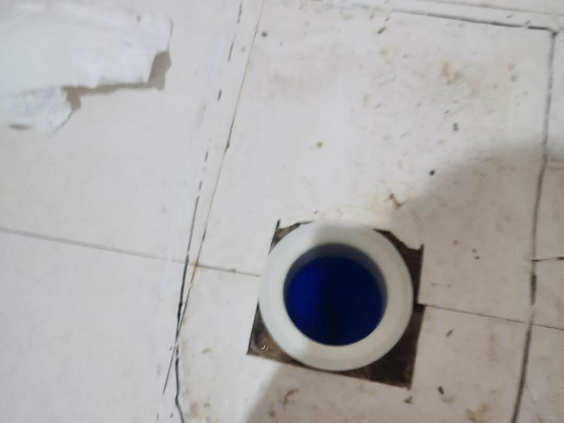 馬桶止逆閥安裝： 1、檢查排污管道與地面水平度：在安裝馬桶前應(yīng)先對(duì)排污管道進(jìn)行全面檢查，看管道內(nèi)是否有泥砂、廢紙等雜物堵塞，同時(shí)檢查馬桶安裝位的地面前后左右是否水平，如發(fā)現(xiàn)地面不平，在安裝時(shí)應(yīng)將地面找平。 2、確定排污管中心：翻轉(zhuǎn)馬桶，在馬桶排污口上確定中心，并劃出十字中心線，中心線應(yīng)延伸到馬桶底部四周腳邊。 3、固定馬桶：將馬桶上的與地面排污口的十字線對(duì)準(zhǔn)，保持水平安裝馬桶，并用力壓緊密封圈，安裝上地腳螺絲及裝飾帽。 4、做好底部密封：在馬桶排污口上安裝好專用密封圈，或在四周打上一圈玻璃膠(油灰)或水泥砂漿，水泥與砂的比例為1：3。 5、安裝水箱配件：放水3-5分鐘沖洗管道，以保證自來水管的清潔;再安裝角閥和連接軟管，然后將軟管與安裝的水箱配件進(jìn)水閥連接并按通水源。 6、調(diào)試檢驗(yàn)：檢查進(jìn)水閥進(jìn)水及密封是否正常，檢查排水閥安裝位置是否靈活，有無卡阻及滲漏，有無漏裝進(jìn)水閥過濾裝置等