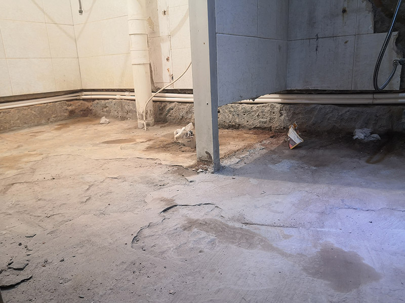 衛(wèi)生間地面找平防水:衛(wèi)生間做防水處理的第一步就是涂抹防水涂料，但是因為普通的住宅衛(wèi)生間普遍都比較小，并且都會有管線穿過樓板的情況，因此在做衛(wèi)生間防水時一般都是涂抹防水涂料而不是采用卷材來進(jìn)行防水。 涂刷完防水涂料之后，再等涂料完全干燥后就可以進(jìn)行閉水試驗了。做閉水試驗之前需要把衛(wèi)生間的所有出入水口都堵住，然后在衛(wèi)生間里放水，高大致在2厘米左右即可，然后等到第二天看一下衛(wèi)生間樓下的天花板有沒有漏水，還有看一下衛(wèi)生間隔壁的墻體是否有滲水的情況。 衛(wèi)生間防水處理的工作做完以后還需要將衛(wèi)生間的一些垃圾和廢棄的工具都清理干凈，要保持地面和衛(wèi)生間墻體的整潔。