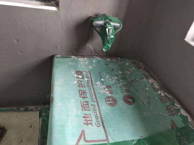衛(wèi)生間防水處理：首先就要把衛(wèi)生間的地平面整平，地面不平，在涂刷防水涂料的時(shí)候就可能會(huì)涂不均勻，又或是地面因?yàn)椴黄蕉菀琢验_(kāi)，這即使是涂了防水涂料上去也會(huì)隨著地面裂開(kāi)。 衛(wèi)生間的墻面上也需要做防水處理，一般都是自地平面向上在墻面上涂刷30cm，這是為了不讓積水滲透到墻面里形成返潮；不過(guò)有許多家庭都會(huì)使用淋浴房，在這一塊區(qū)就需要把防水涂料涂刷到180cm，這樣噴頭的水就不容易滲入墻內(nèi)；如果是浴缸，那就把高度涂高到浴缸之上30cm。 防水層涂刷好后，需要涼一定的時(shí)間。這樣是為了讓防水層與墻面更好地融合在一起，以防止在之后的施工中對(duì)防水層造成破壞，這點(diǎn)在之后的鋪地磚過(guò)程中猶其是要注意。 在墻與地面相接處，也包括角落部分，還有管與建筑效接處，這幾個(gè)地方就要用高彈性的柔性防水涂料，這幾個(gè)地方要特別注意，會(huì)漏水的地方經(jīng)常是這幾個(gè)地方。