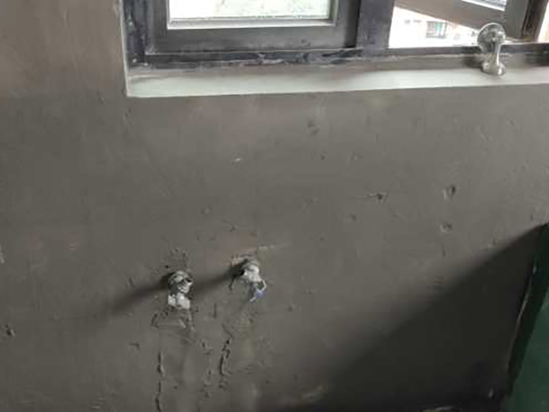 衛(wèi)生間防水處理：首先就要把衛(wèi)生間的地平面整平，地面不平，在涂刷防水涂料的時(shí)候就可能會(huì)涂不均勻，又或是地面因?yàn)椴黄蕉菀琢验_(kāi)，這即使是涂了防水涂料上去也會(huì)隨著地面裂開(kāi)。 衛(wèi)生間的墻面上也需要做防水處理，一般都是自地平面向上在墻面上涂刷30cm，這是為了不讓積水滲透到墻面里形成返潮；不過(guò)有許多家庭都會(huì)使用淋浴房，在這一塊區(qū)就需要把防水涂料涂刷到180cm，這樣噴頭的水就不容易滲入墻內(nèi)；如果是浴缸，那就把高度涂高到浴缸之上30cm。 防水層涂刷好后，需要涼一定的時(shí)間。這樣是為了讓防水層與墻面更好地融合在一起，以防止在之后的施工中對(duì)防水層造成破壞，這點(diǎn)在之后的鋪地磚過(guò)程中猶其是要注意。 在墻與地面相接處，也包括角落部分，還有管與建筑效接處，這幾個(gè)地方就要用高彈性的柔性防水涂料，這幾個(gè)地方要特別注意，會(huì)漏水的地方經(jīng)常是這幾個(gè)地方。