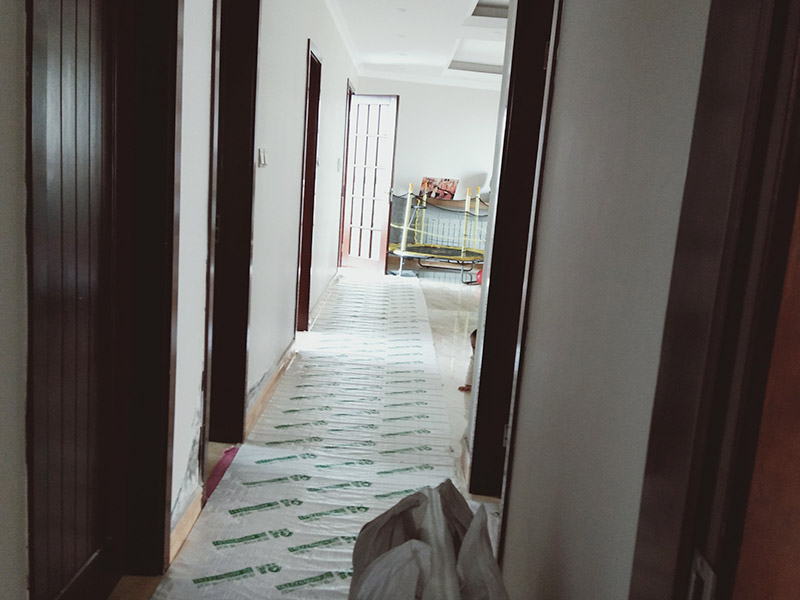 走廊過道成品保護：各種裝修物料的進場以及各種建筑裝修垃圾的清理，都會經(jīng)過入戶門，這些物品在搬運的過程中，與入戶門發(fā)生磕碰、摩擦的機率大大增加，所以，第一個需要做好成品保護的地方就是我們的入戶門。建議：在裝修開工前直到家具進場期間，都需要對入戶門進行保護！對于這一點，可以使用成品保護膜將門包裹。