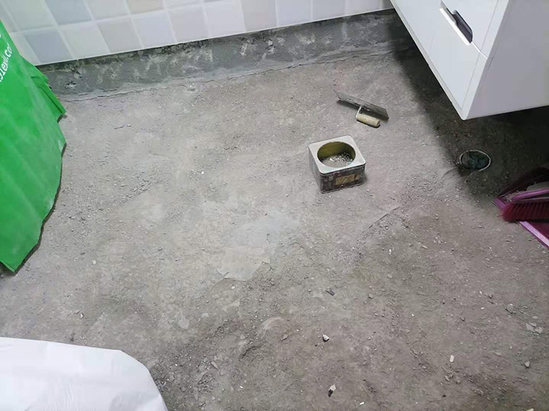 衛(wèi)生間地面清理防水：1、刷第一遍防水涂料把地面清掃干凈，防水涂料要涂滿，和基層結(jié)合牢固，沒有裂紋和氣泡，并且無脫落現(xiàn)象。涂刷的高度、厚度都要達(dá)到規(guī)定要求。2、刷第二遍防水涂料等到第一遍涂料干透之后，再刷第二遍防水涂料，不干的話，防水效果就會(huì)大打折扣。3、鋪保護(hù)層接下來就是在防水涂料的表面鋪保護(hù)層，一定要做到完全覆蓋防水層，和基層結(jié)合牢固，沒有裂紋、氣泡，也沒有脫落現(xiàn)象。4、閉水試驗(yàn)閉水試驗(yàn)是非常有必要的，地面最高的地方，誰不能低于2cm，維持24小時(shí)，如果沒有發(fā)生滲漏就合格。如果有滲漏，必須重做防水。