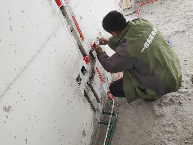 全屋電路走線施工：電路定位很重要！插座安裝在哪里安裝多少，開關(guān)安裝在哪里安裝多少，哪些地方需要安裝燈具等等，這些都需要根據(jù)家中實(shí)際的電路用途來(lái)確定。電路定位搞定以后就可以根據(jù)定位以及走向開布線槽了。 開布線槽有講究，需盡量保持橫平豎直。不過(guò)對(duì)于墻面開槽，規(guī)范的做法不允許開橫槽，因?yàn)檫@可能會(huì)影響到墻面的承重能力。 開槽的深度也有要求，通常情況下深度為PVC線管的直徑+10mm。
