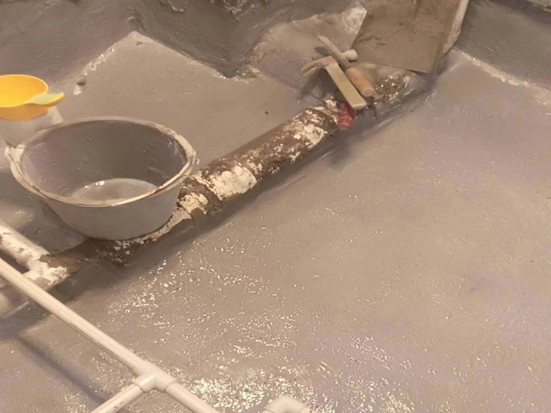 衛(wèi)生間防水案例1、基層處理：基層處理是衛(wèi)生間做防水的基礎(chǔ)工作，要找平地面，確保地面的平整干凈。如果地面有縫隙或者不平整的情況，后期可能會(huì)造成漏水等問題。 2、鋪貼涂料：鋪貼涂料時(shí)要做到用力均勻，不能漏刷、缺刷，避免脫落、開裂等，過于干燥的季節(jié)也不適宜做防水。涂刷的厚度小于1毫米比較好。 3、鋪保護(hù)層：做完防水涂層后一定要涂上表面防護(hù)涂料，對內(nèi)部材料起到保護(hù)的作用。鋪保護(hù)層與鋪防水涂料一樣要做到均勻、無裂痕、不脫落。 4、閉水試驗(yàn)：閉水實(shí)驗(yàn)是衛(wèi)生間做防水的最后一步，對防水施工進(jìn)行檢查。在防水層徹底干透后，在衛(wèi)生間蓄水24小時(shí)以上，看是否有漏水等現(xiàn)象。