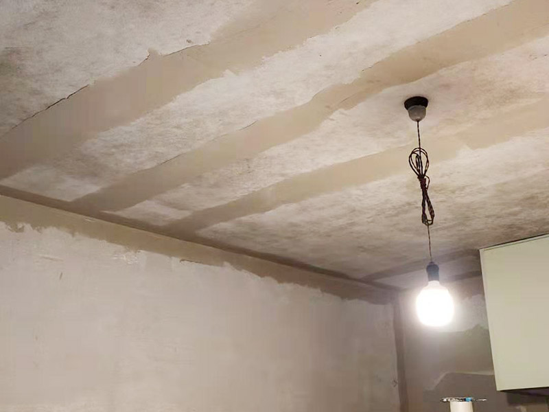墻面翻新基層處理：墻體空鼓將嚴重影響涂層的附著力，通常采用目測、敲打、硬器劃刻、手抹等方法檢查。發(fā)現(xiàn)有空鼓現(xiàn)象，必須徹底鏟除，應用配套膩子修補平整或用與墻體砂漿比例一致的水泥砂漿按墻體同樣施工方法進行修補填平，確保涂層吸收一致，無接痕。墻體裂縫嚴重影響涂層的裝飾美觀性能。發(fā)現(xiàn)裂縫應用專用填補膩子填補修復，較大空心裂縫可先用砂漿修補后抹平。 涂裝施工前用鏟刀或刮刀鏟去一遍或用鋼絲刷處理清除，也可用硬毛竹掃把清除浮砂。墻體砂眼，凹坑如腳手架洞、空調(diào)洞、窗套、管道設施鋪設遺漏留缺陷，需用與墻體基面同類材質(zhì)和施工方法進行處理。這一點往往在施工中不被注意。但硅藻泥上墻后易發(fā)現(xiàn)發(fā)花不協(xié)調(diào)，嚴重影響裝飾效果。