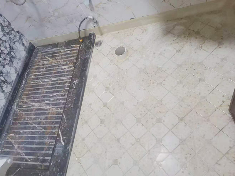 衛(wèi)生間地面防水裝修:首先要將墻面地面都要清潔干凈，這點(diǎn)非常重要，不能有散沙、土、石塊等干擾基層。如果基層開發(fā)商做的很不好的話，表面還要刷一層界面劑以防止墻面表面起沙。用噴壺將陰角部分和管根部分噴水，噴水的主要目的就是防止墻面吸收了堵漏寶太多的水分，造成堵漏寶沒有和墻面凝結(jié)在一起。那么噴多少水呢，建議以表面沒有明顯積水為宜。刷完以后，由于速凝型的堵漏寶干燥較快，所以基本不用等待，干的非?？臁Ｈ缓髮⒌谝槐槎侣毶箱伜镁W(wǎng)格布，主要是防止堵漏寶初凝以后裂開。然后進(jìn)行第二遍涂刷堵漏寶，刷完咱們就要進(jìn)行下面柔韌性防水涂刷的步驟了。