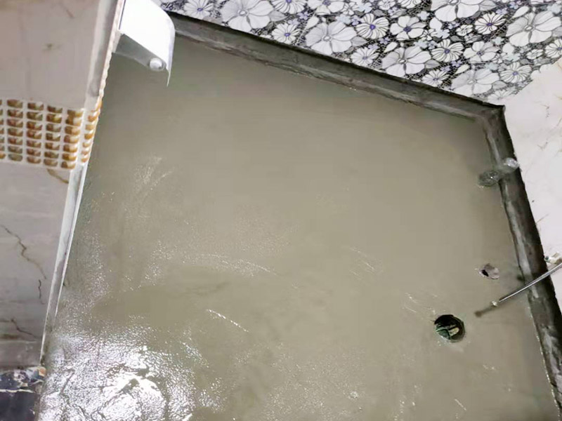 衛(wèi)生間地面防水裝修:首先要將墻面地面都要清潔干凈，這點(diǎn)非常重要，不能有散沙、土、石塊等干擾基層。如果基層開發(fā)商做的很不好的話，表面還要刷一層界面劑以防止墻面表面起沙。用噴壺將陰角部分和管根部分噴水，噴水的主要目的就是防止墻面吸收了堵漏寶太多的水分，造成堵漏寶沒有和墻面凝結(jié)在一起。那么噴多少水呢，建議以表面沒有明顯積水為宜。刷完以后，由于速凝型的堵漏寶干燥較快，所以基本不用等待，干的非?？?。然后將第一遍堵漏寶上鋪好網(wǎng)格布，主要是防止堵漏寶初凝以后裂開。然后進(jìn)行第二遍涂刷堵漏寶，刷完咱們就要進(jìn)行下面柔韌性防水涂刷的步驟了。