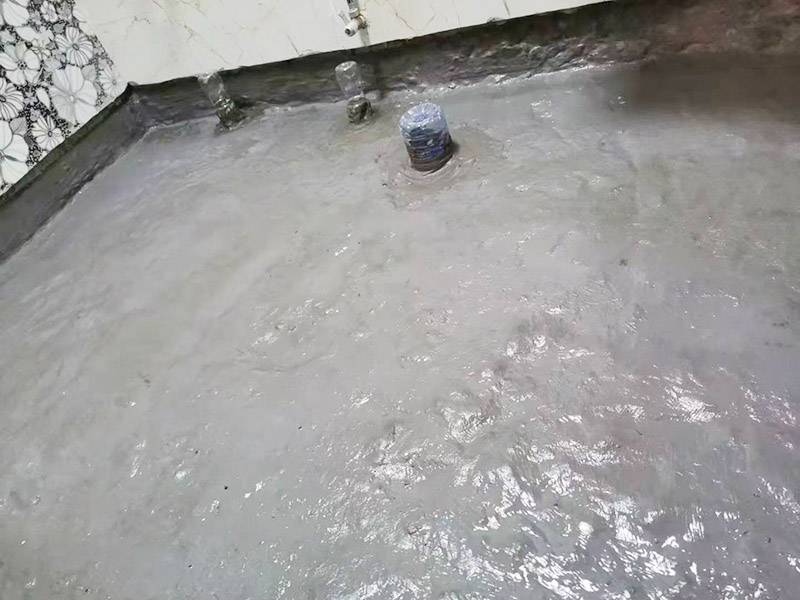 衛(wèi)生間地面防水裝修:首先要將墻面地面都要清潔干凈，這點(diǎn)非常重要，不能有散沙、土、石塊等干擾基層。如果基層開發(fā)商做的很不好的話，表面還要刷一層界面劑以防止墻面表面起沙。用噴壺將陰角部分和管根部分噴水，噴水的主要目的就是防止墻面吸收了堵漏寶太多的水分，造成堵漏寶沒有和墻面凝結(jié)在一起。那么噴多少水呢，建議以表面沒有明顯積水為宜。刷完以后，由于速凝型的堵漏寶干燥較快，所以基本不用等待，干的非常快。然后將第一遍堵漏寶上鋪好網(wǎng)格布，主要是防止堵漏寶初凝以后裂開。然后進(jìn)行第二遍涂刷堵漏寶，刷完咱們就要進(jìn)行下面柔韌性防水涂刷的步驟了。