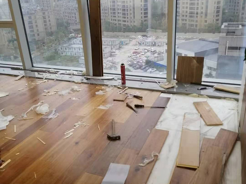 辦公室地板鋪貼：清掃地面：地面清理衛(wèi)生，避免浮塵對以后生活中的影響。確定地板鋪設(shè)方向，一般朝南房間，以南北方向為主，即地板豎向?qū)χ柟庹丈溥M(jìn)來的方向也就是地板南北向鋪設(shè)最為常見。龍骨的水平面要平整，固定要牢固，使用專用的龍骨釘。使用1.5厚的防潮墊，能隔離地面的潮氣，避免地板日常使用中因地面潮氣而產(chǎn)生變形等情況。安裝地板的釘子必須要使用地板專用釘，不可以直接打入地板中，先要使用電鉆打眼后用地板釘將木地板固定在龍骨上。注意地板鋪設(shè)中，要預(yù)留適當(dāng)?shù)目p隙，確保地板后期的膨脹空間，避免起拱問題的出現(xiàn)。