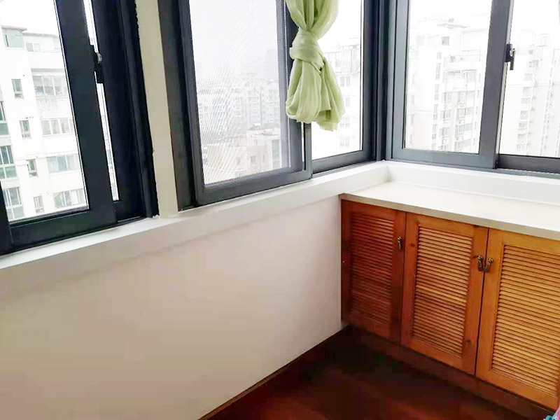陽臺窗戶打膠翻新：門窗打膠，安裝地板窗框時，應(yīng)連接水平和垂直拉線。每層的水平相同，上側(cè)和下側(cè)是直的。當(dāng)窗框和墻壁固定時，首先固定上框架，固定后框架，并用塑料膨脹螺栓固定?？着c開口之間的膨脹節(jié)內(nèi)腔填充有閉孔泡沫，發(fā)泡劑等彈性材料，表面用密封膠密封。