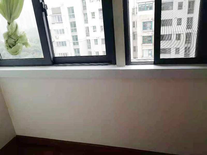 陽臺窗戶打膠翻新：門窗打膠，安裝地板窗框時，應(yīng)連接水平和垂直拉線。每層的水平相同，上側(cè)和下側(cè)是直的。當(dāng)窗框和墻壁固定時，首先固定上框架，固定后框架，并用塑料膨脹螺栓固定?？着c開口之間的膨脹節(jié)內(nèi)腔填充有閉孔泡沫，發(fā)泡劑等彈性材料，表面用密封膠密封。
