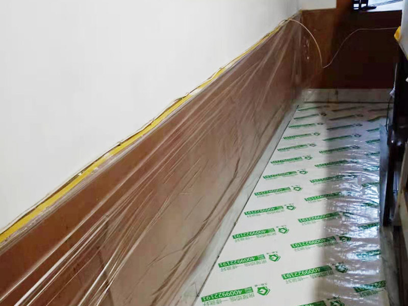 家具保護措施：地板保護，地板保護需要使用pvc+棉保護膜 （薄的保護膜會在裝修過程中踩壞），沿墻邊使用家較寬的地板專用膠帶密封。家居保護只需要使用普通pvc保護膜即可，注意下方要留足保護膜遮蓋下方地板。門窗保護:使用無紡布門窗保護膜，裁剪適當大小貼在窗戶上級窗戶框上即可。門使用pvc保護膜，小的突起如電源插座，使用保護膜覆蓋用較窄的地板專用膠帶密封。 注意：所有的密封都不要貼到需要粉刷裝修的墻面上。