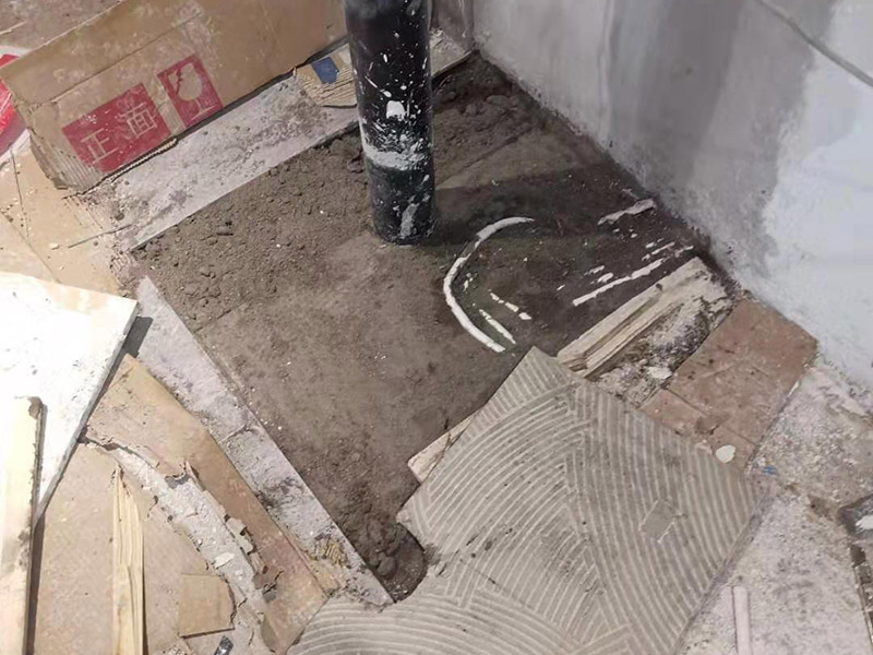 異形瓷磚鋪貼：首先應(yīng)除去基層表面的污垢，油漬，浮灰;除去基層上所有涂料層，膩?zhàn)訉?如果基層未能達(dá)到平整度要求，需對(duì)基層進(jìn)行預(yù)先的找平處理。對(duì)瓷磚的色彩、紋理、表面平整等進(jìn)行嚴(yán)格的挑選，然后按照?qǐng)D紙要求預(yù)鋪。對(duì)可能出現(xiàn)的尺寸、色彩、紋理誤差等進(jìn)行調(diào)整、交換，直至達(dá)到最佳效果。加水后將粘結(jié)劑漿料攪拌至潤(rùn)滑均勻，無(wú)明顯塊狀或糊狀結(jié)塊，攪拌后的漿料靜置5-10分鐘后再稍加攪拌1-2分鐘即可使用。在開(kāi)始鋪貼施工前，需要先清理瓷磚表面的浮灰，污垢等。將瓷磚平整地鋪貼在基層上，使用橡膠錘將瓷磚拍實(shí)鋪平。施工過(guò)程中，可小幅度轉(zhuǎn)動(dòng)瓷磚，使?jié){料與瓷磚背面充分接觸。