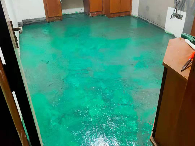 地面找平維修：1、如果地面平整度相對(duì)比較高，可以用鋪墊寶找平。比較省事，效果也好。地面平整度差的多了，建議不用鋪墊寶。因?yàn)殇亯|寶可以對(duì)地面有特別突出的，例如石子等，有調(diào)節(jié)作用，對(duì)于局部小范圍不平，沒(méi)法調(diào)節(jié)。弄不好，腳踩著還會(huì)發(fā)軟。 　　2、如果地面平整度差的不多，不用調(diào)節(jié)不同地面材料的高差，可以用水泥自流平來(lái)處理。厚度不高，施工質(zhì)量很好。 　　3、如果地面平整度差的比較多，建議用水泥沙漿找平，一次可以解決平整度和調(diào)整高差兩個(gè)問(wèn)題。 　　4、如果地面的平整度誤差，只在局部范圍，也可以采用更靈活的辦法。在地板安裝前，請(qǐng)安裝工人，用快干粉之類的，實(shí)施局部找平，不影響安裝速度和質(zhì)量。