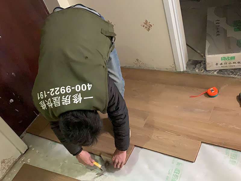 天津地板安裝師傅哪里找，天津地板安裝師傅怎么安地板